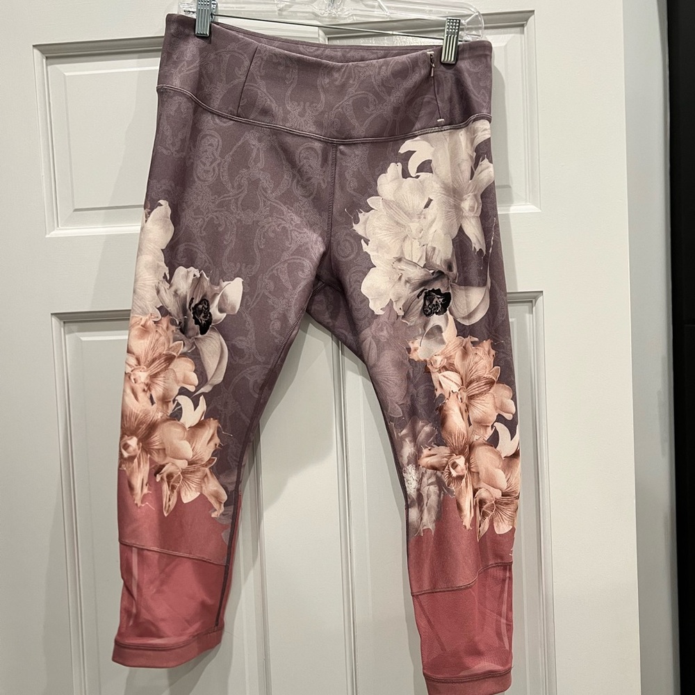 Calia Floral mid-rise floral capri leggings - Picture 2 of 4